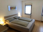 Schlafzimmer mit Doppelbett und zus. Einzelbett