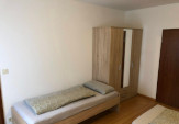 Schlafzimmer mit Doppelbett und zus. Einzelbett